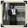 La Mona recibiendo un Premio Konex 2005 a la Música Popular