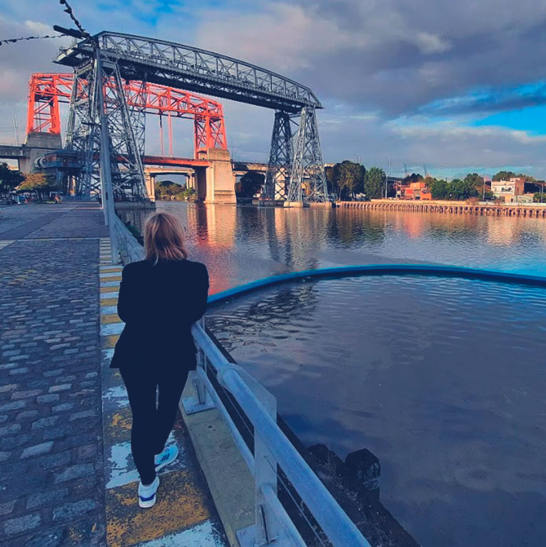 Fotografia de turista en el Puente Transbordador