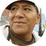 Foto de un artista, muralista del barrio