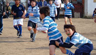 chicos jugando rugby