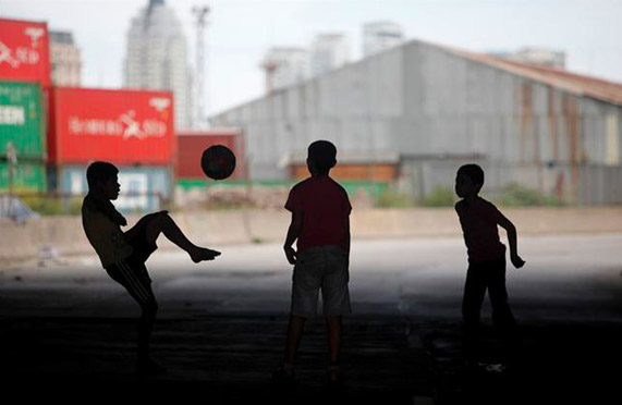 chicos jugando al fútbol