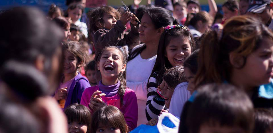 niños jugando y riendo