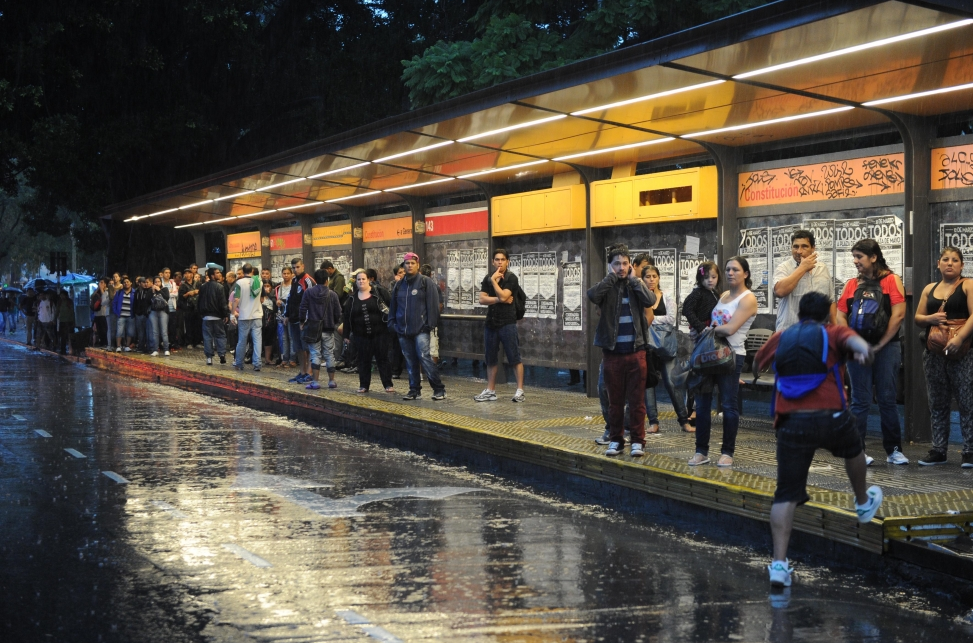 paro de colectivos Alumnos esperan colectivos