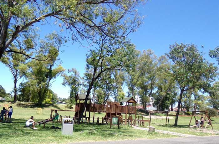 Imagen de servicios de uso publico, con mesas y sillas