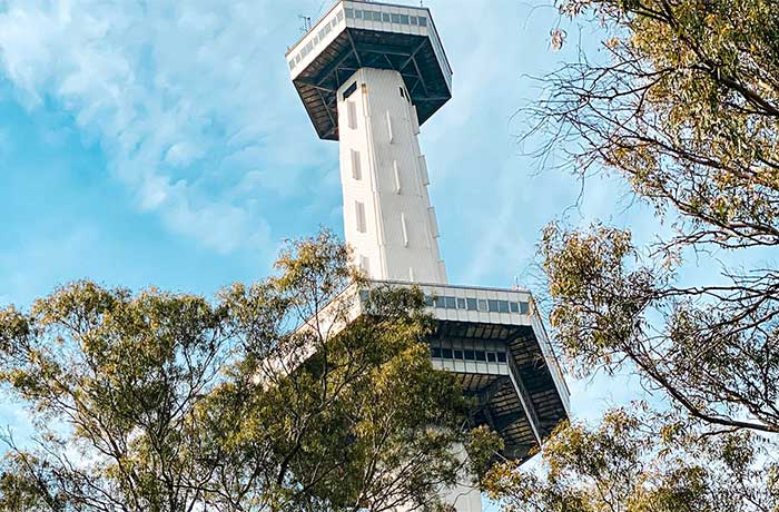 Imagen contrapicada de la torre espacial