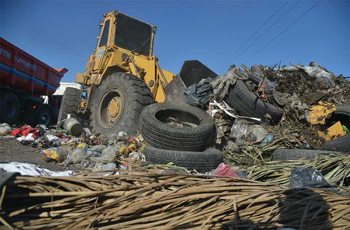topadora en basurales
