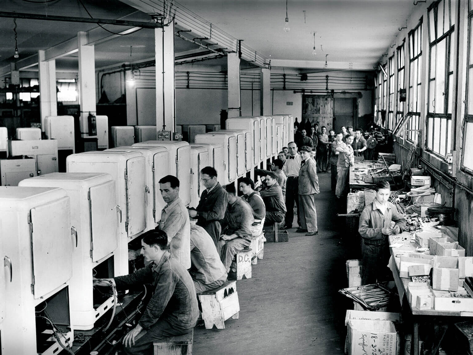 imagen de empleados creando las heladeras siam en la fabrica