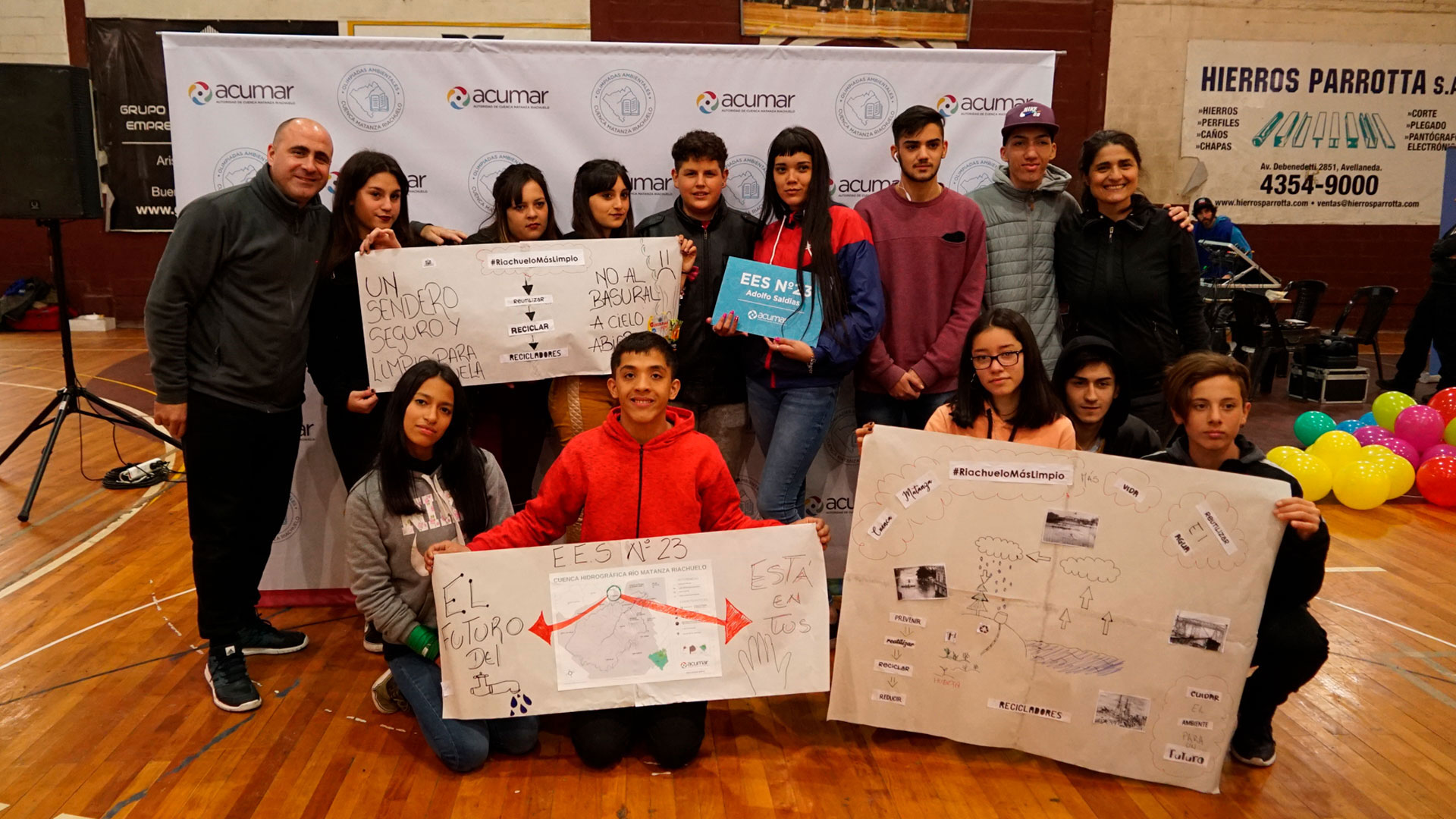 Foto de chicos exponiendo ideas