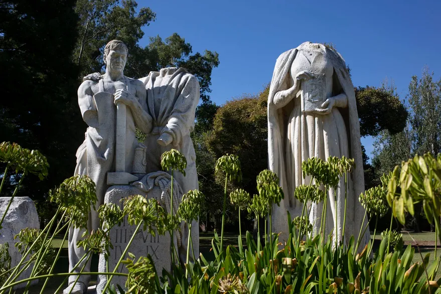 Los derechos del trabajador y la razón de mi vida, dos de las esculturas sobrevivientes del Monumento al Descamisado están en el Museo 17 de octubre