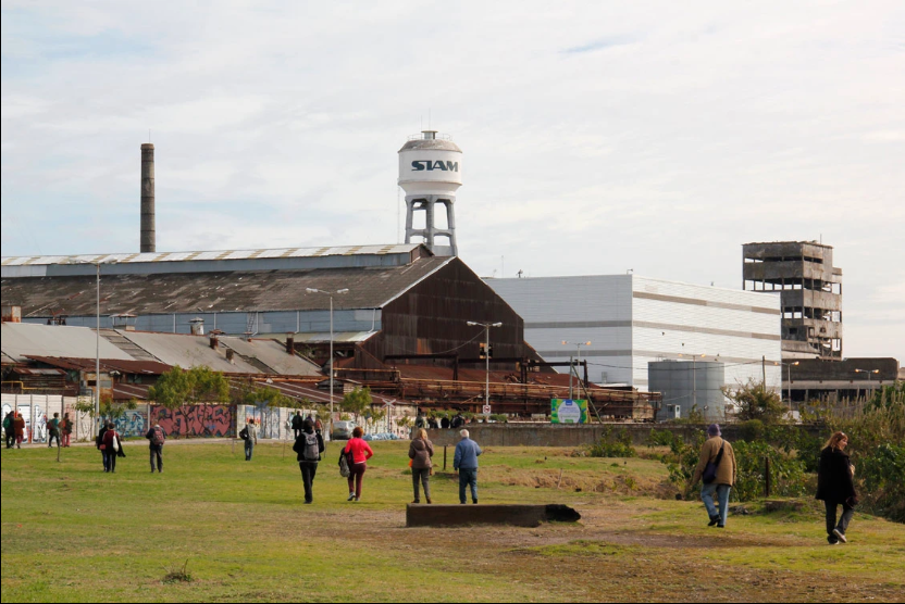 paisaje del riachuelo con la fabrica SIAM de fondo
