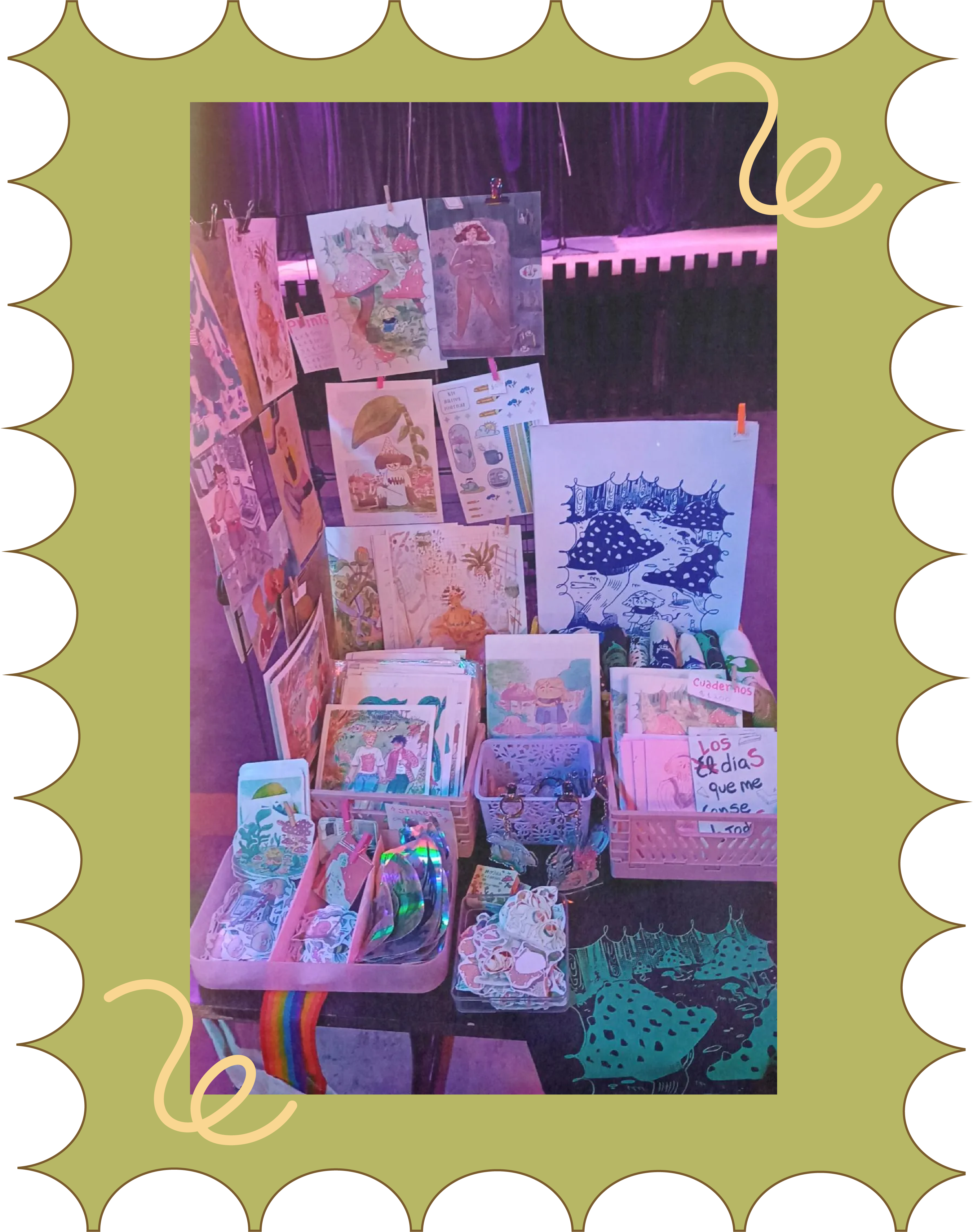 Puesto de feria de arte, donde se pueden ver, stikers, posters, totebags, etc