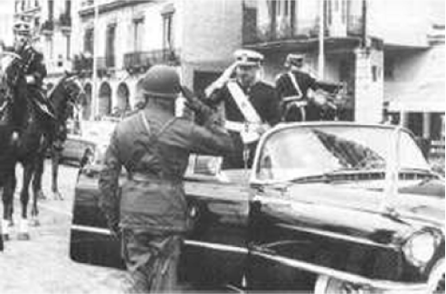 Fotografía de soldado saludando a su superior