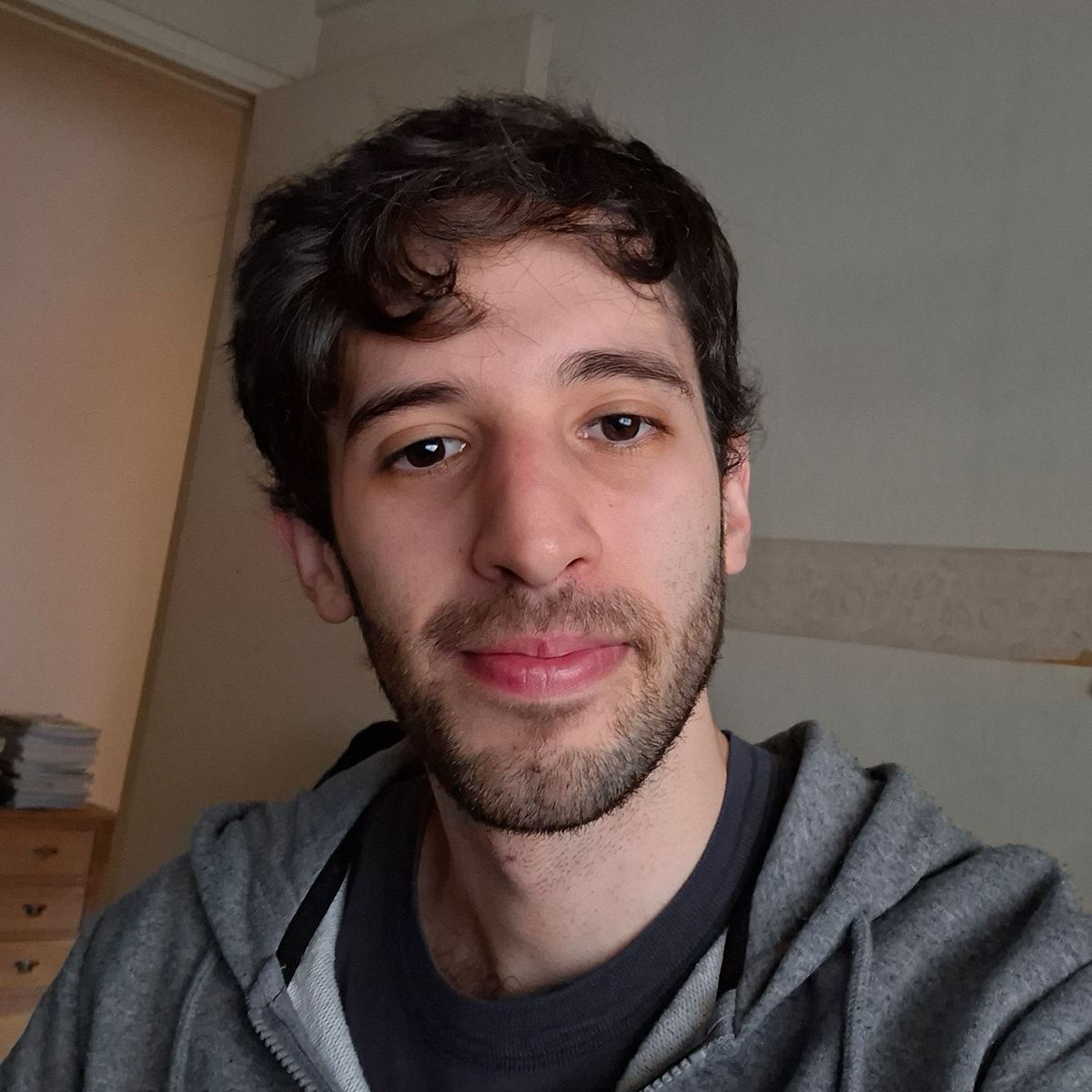 Foto de perfil de Andrés La Pasta, se lo ve sonriendo con un buso gris mirando al frente