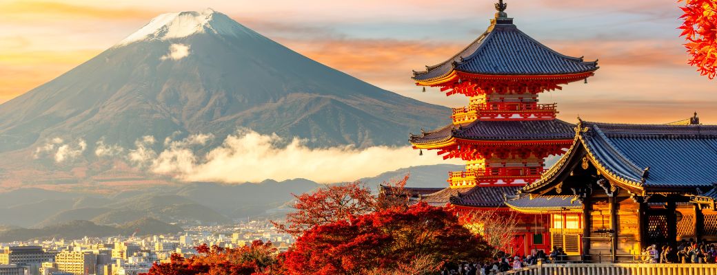 Monte Fuji y pagoda al atardecer