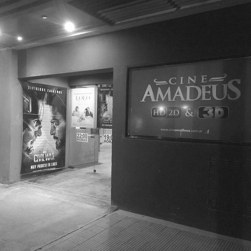 Foto en blanco y negro del cine Amadeus, Santa Rosa