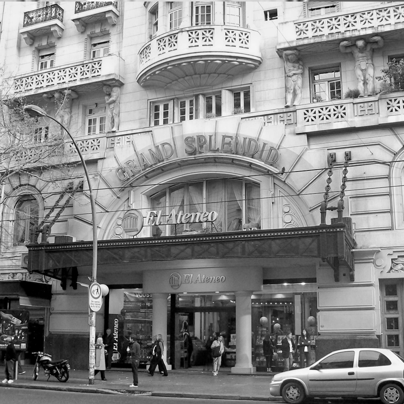 Foto en blanco y negro del cine Grand Splendid, CABA