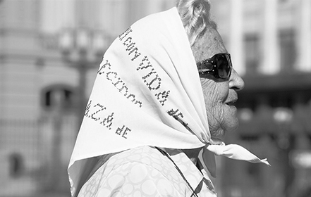 Madre con pañuelo blanco y anteojos de sol