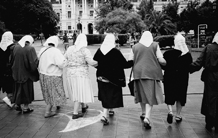 Madres marchando de la mano
